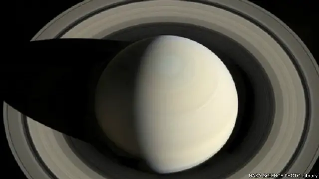 زحل كما صورته المركبة كاسيني والذي نجحت إشارات المركبة في تحديد مكانه بدقة