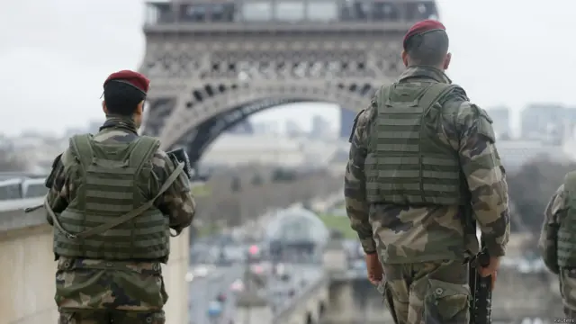 周五（1月9日），巴黎凯旋门周围有全副武装的军警守卫。
