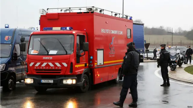 同一天，搜捕《查理周刊》枪击案两名主要嫌犯的警察在巴黎东北部35公里处的达马尔坦昂戈埃勒（Dammartin-en-Goele）镇包围了一座建筑物。
