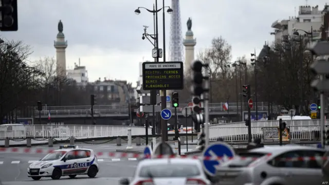 文森港犹太超市发生枪击和人质事件后，警察在附近的环形道封路戒严。