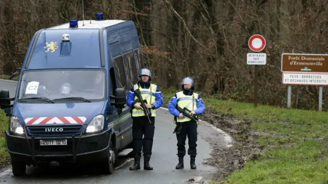 通往达马尔坦昂戈埃勒镇的主要路口被封锁。