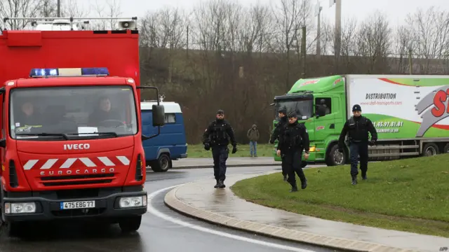 据信两名嫌犯就躲藏在这里的一个印刷厂里。