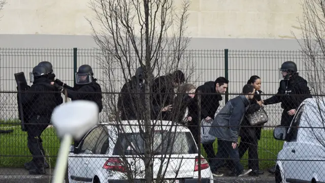 دوسری جانب فرانسیسی خبر رساں ایجنسی اے ایف پی کے مطابق پیرس کے مشرق میں پورت دی واں سین کے علاقے میں ایک مسلح شخص نے کوشر مارکیٹ میں متعدد افراد کو یرغمال بنا لیا ہے۔ پولیس نے بی بی سی کو بتایا کہ مسلح شخص نے دو افراد کو گولیاں مار کر ہلاک کر دیا ہے۔