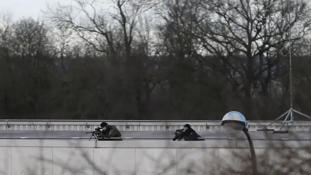 پولیس نے علاقے کو گھیرے میں لے لیا ہے اور ہیلی کاپٹر عمارت پر پرواز کر رہے ہیں۔ پولیس نے مبینہ حملہ آوروں کا تعاقب اس وقت شروع کیا جب انھوں نے ایک مرکزی شاہراہ سے گاڑی چوری کی۔