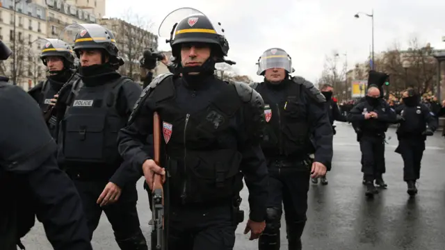 پیرس میں متعدد پوما ہیلی کاپٹر عمارت کے آس پاس پرواز کر رہے ہیں جبکہ درجنوں پولیس کی گاڑیوں نے عمارت کو گھیرے میں لیا ہوا ہے۔