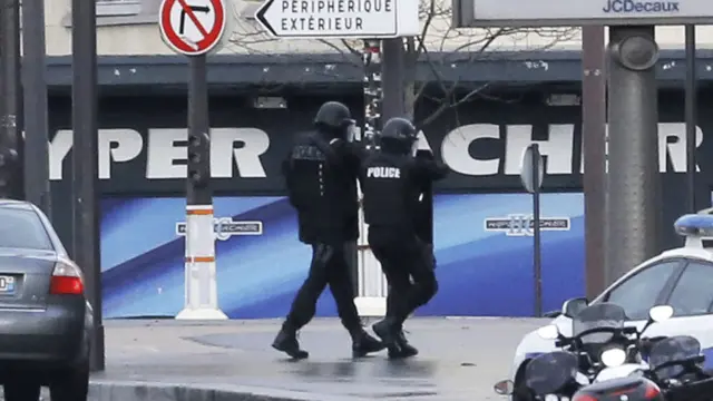 اطلاعات کے مطابق دونوں مبینہ حملہ آور ایک پرنٹنگ پریس کے دفتر میں موجود ہیں اور انھوں نے ایک شخص کو یرغمال بنا رکھا ہے۔ 