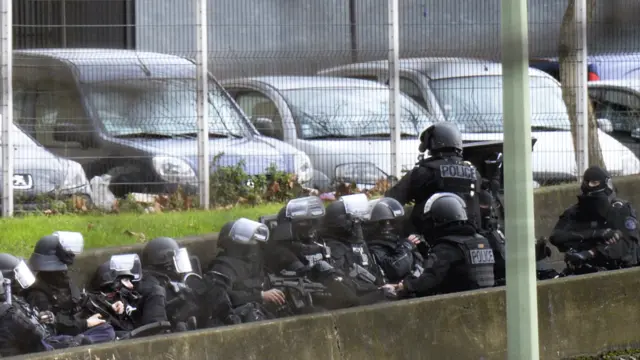 پولیس ذرائع کے حوالے سے بتایا گیا ہے کہ پیرس کے مشرق میں پورٹ ڈی واں سین کے علاقے میں ایک مسلح شخص نے کوشر مارکیٹ میں متعدد افراد کو یرغمال بنا لیا ہے۔