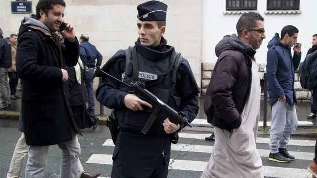 پولیس اہلکار پیرس میں واقع جامع مسجد کے باہر جمعے کی نماز کے وقت پہرہ دے رہا ہے۔