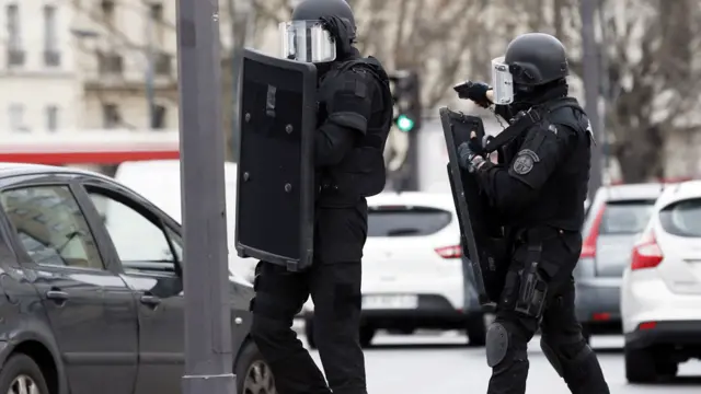 اطلاعات کے مطابق پورت دی واں سین میں جو مسلح شخص ہے وہ وہی شخص ہے جس نے جمعرات کو پیرس میں ایک خاتون پولیس اہلکار کو گولی مار کر ہلاک کیا تھا۔