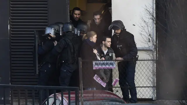 مشتبہ حملہ آوروں کو پکڑنے کے لیے ہزاروں سکیورٹی اہلکاروں نے بدھ کو آپریشن شروع کیا تھا