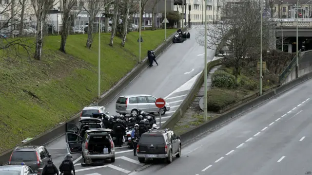 枪手在超市劫持人质后与警察对峙。