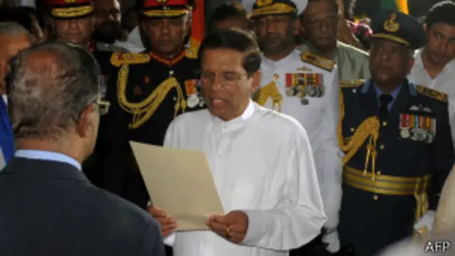 ရွေးကောက်ပွဲ နိုင်ခဲ့သူ မစ္စတာ Maithripala Sirisena သမ္မတသစ် အဖြစ် ကျမ်းကျိန်စဉ်။
