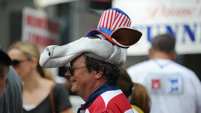 Сторонник Демократической партии в костюме осла