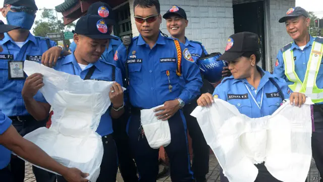 Policías mostrando pañales