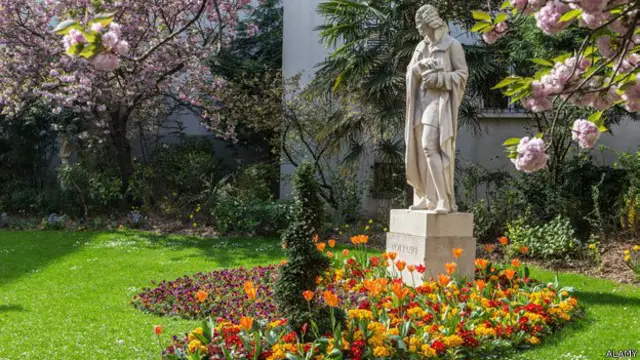 Söz azadlığının təhlükə qarşısında olduğunu düşünənlər daim Voltaire-in irsini yada salırlar.