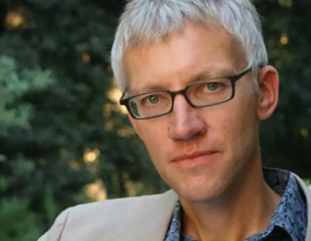 Tom Holland yazıçı, yayımçı və tarixçidir. Onun çap olunmuş son kitabı olan “Qılınc kölgəsində” (In The Shadow of the Sword) İslamın tarixindən bəhs edir. O həmçinin “İslam: Danışılmamış hekayət” adlı sənədli filmin müəllifi və aparıcısı olub.