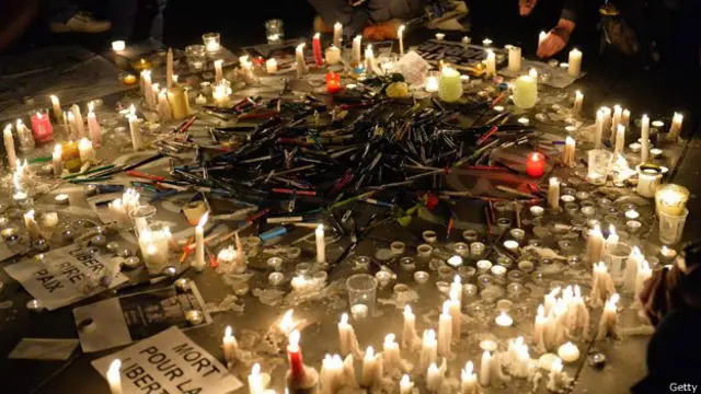 Parisdəki hücumda ölənlərin şərəfinə qələmlər sərilib. 