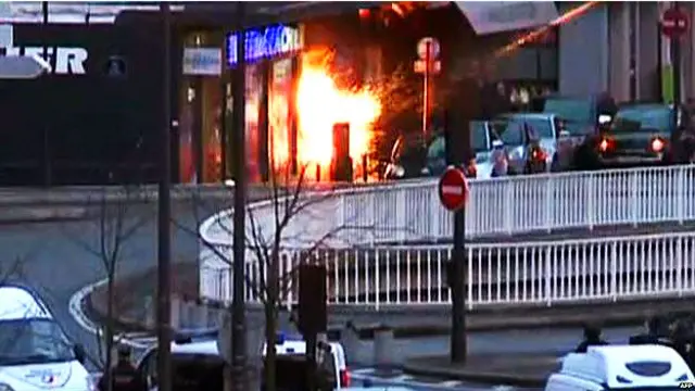 کئی گھنٹوں کے انتظار کے بعد پولیس نے سپر مارکیٹ ہر دھاوا بول دیا اور حملہ آور کو گولی مار دی