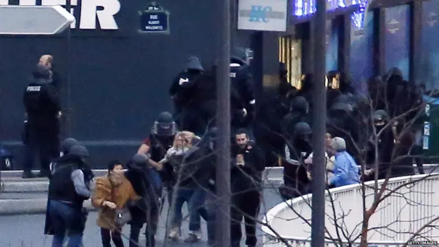 在爆炸声响之后，有一些人在警察的帮助下逃离。