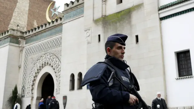 Paris camisi önünde nöbet tutan bir polis