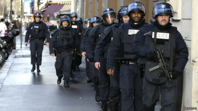 பாரிஸில் மூன்று நாள் பயங்கரவாதத் தாக்குதல்களில் 17 பேர் கொல்லப்பட்டனர்