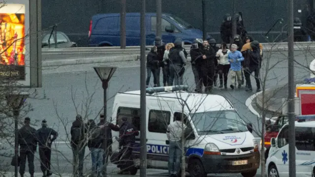 پولیس نے پیرس کے شمال مشرق علاقے ڈامارٹن آں گوئل میں میگزین چارلی ایبڈو پر حملہ کرنے والے دو مبینہ حملہ آوروں کو کارروائی کر کے ہلاک اور کوشر سپر مارکیٹ کو یرغمال بنانے والے ایک شخص کو بھی ہلاک کر دیا