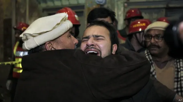 شعیہ علما کونسل نے راولپنڈی کے امام بارگاہ ابو محمد رضوری میں ہونے والے خود کش دھماکے کے خلاف ملک بھر میں تین روزہ سوگ کا اعلان کیا ہے