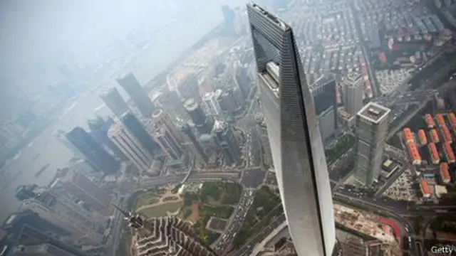 تملأ ناطحات السحاب أفق مدينة شنغهاي التي تعد مركز تجاريا ضخما في الصين.
