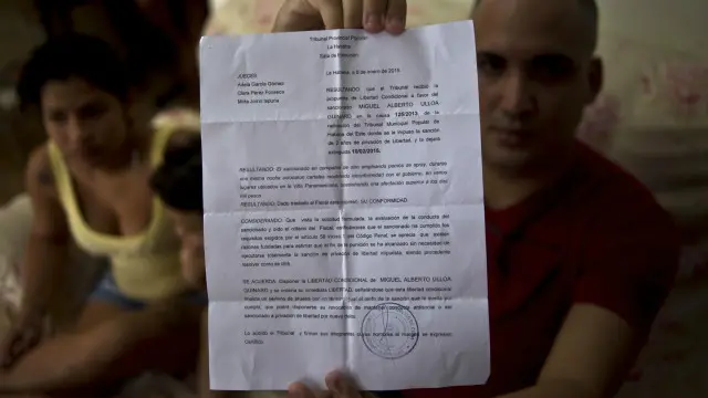 میگل آلبرتو یکی از مخالفان حکومت کوبا یک روز پس از رهایی از زندان حکم آزادی‌اش را نشان می‌دهد