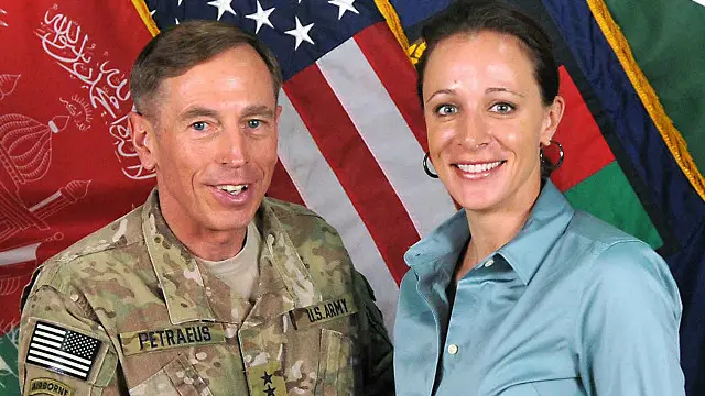 جرنیل ڈیوڈ پیٹریاس پاؤلا بروڈویل کے ساتھ