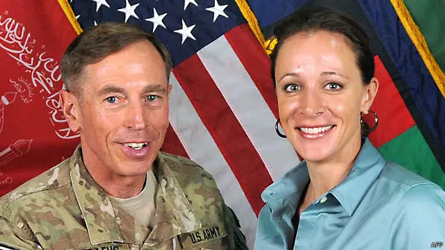 آقای پترائوس پس از افشای رابطه‌اش با زنی که نویسنده کتاب زندگینامه‌اش بود مجبور شد از ریاست سازمان سیا کناره‌گیری کند