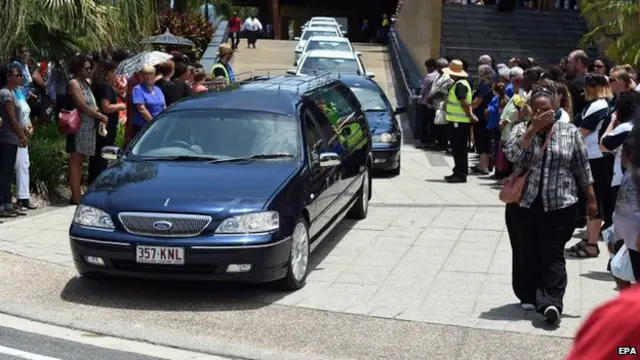 Mobil jenazah yang membawa jasad delapan anak ke pemakaman