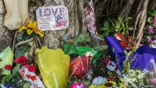 Rangkaian bunga dan ucapan bagi delapan anak-anak