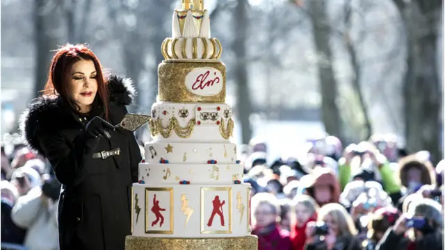 پریسلے کی اہلیہ نے اپنے شوہر کی یاد میں ان کی 80 ویں سالگرہ کا کیک کاٹا