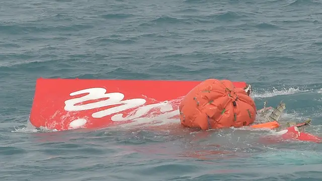 Sejumlah kapal telah mendeteksi lokasi kotak hitam, tetapi benda itu belum ditemukan sampai Minggu (11/01) sore.