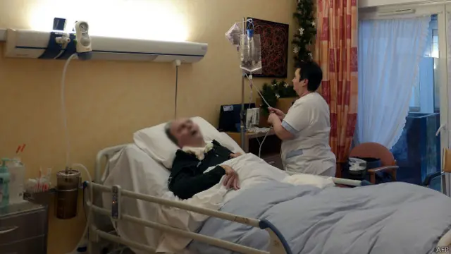 Eutanasia, hombre en un cuarto de hospital
