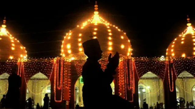 नमाज़ पढ़ते पाकिस्तानी लड़के का सिलवेट