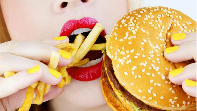 Especialistas põe a culpa da obesidade no alto consumo de açúcar e carboidratos nas dietas modernas