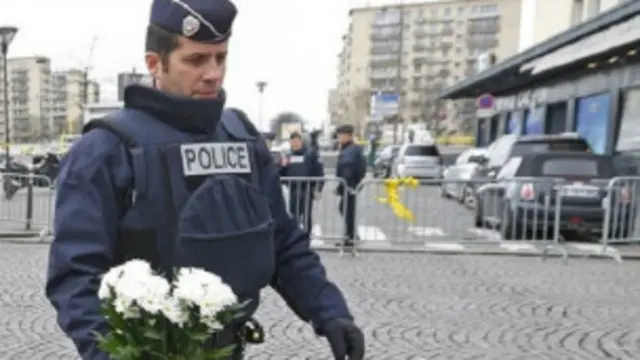 फ़्रांस में हुए हमले के विरोध में जुटे प्रदर्शनकारी