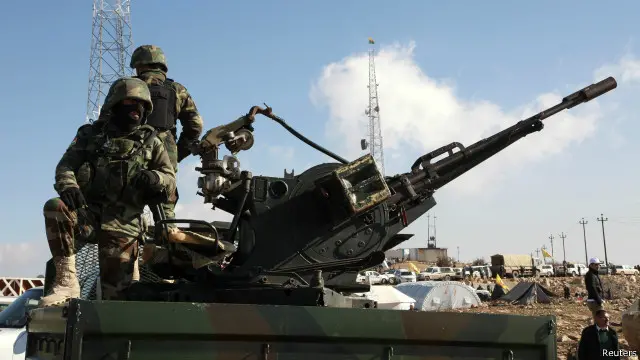 تعمل القوات الكردية والعراقية على وقف تقدم تنظيم الدولة الإسلامية. 