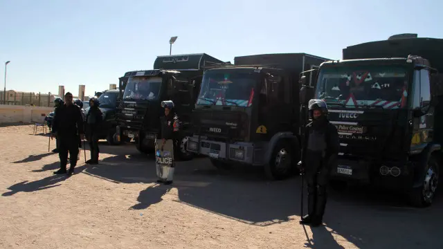 اعداد كبيرة من قوات الامن قرب الملعب.