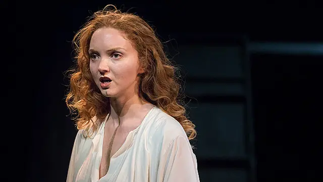 Лілі Коул у ролі Єлени в постановці „Останні дні Трої” (BBC Radio 4)
