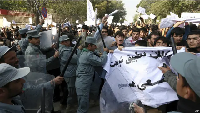 صورة من الارشيف لمظاهرة خرجت في كابول العام الماضي استنكارا لقيام صحفي افغاني "باهانة الاسلام"