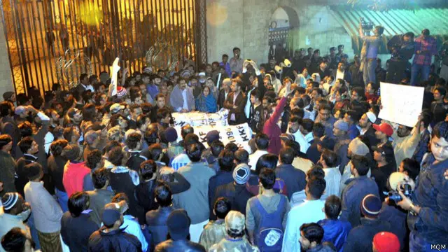 متحدہ قومی موومنٹ کے کارکن کراچی میں وزیراعلیٰ ہاؤس کے سامنے چار لاشیں رکھ کر احتجاج کر رہے ہیں