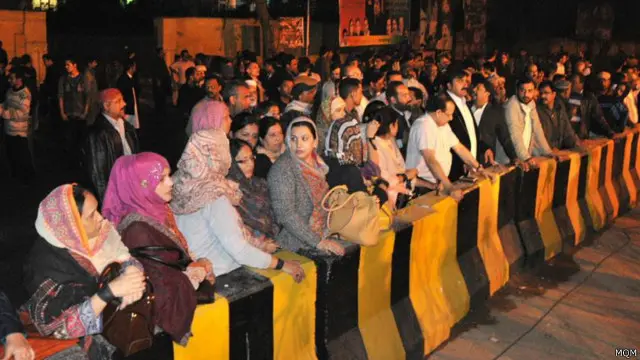 وزیراعلیٰ ہاؤس کے سامنے احتجاج کرنے والوں میں خواتین اور بچے بھی شامل ہیں