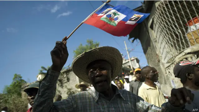 استخدمت الشرطة الغاز المسيل للدموع و خراطيم المياه لتفريق المئات من المشاركين في المظاهرة