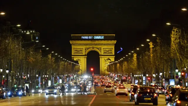 د فرانسې د کورنیو چارو وزیر برنارد کازنوف ویلي، چې د دغه لاریون لپاره په ټول پاریس کې کوټلي امنیتي ګامونه پورته شوي دي.