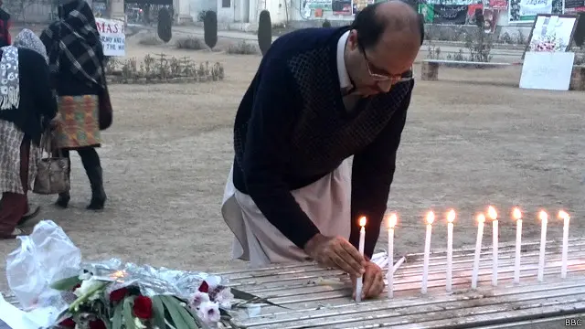 پشاور سکول حملے میں ہلاک ہونے والےافراد کی یاد تازہ کرنے کے لیے وہاں آنے والے بعض لوگوں نے شمعیں جلائیں اور بعض آنسوؤں کے ساتھ ان کی مغفرت کے لیے دُعائیں کرتے نظرآئے