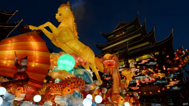 چین میں نئے قمری سال کے موقعے پر شہروں میں مختلف مقامات کو خوب سجایا جاتا ہے