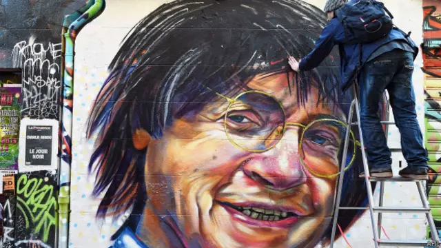 Портрет Кабю на стене